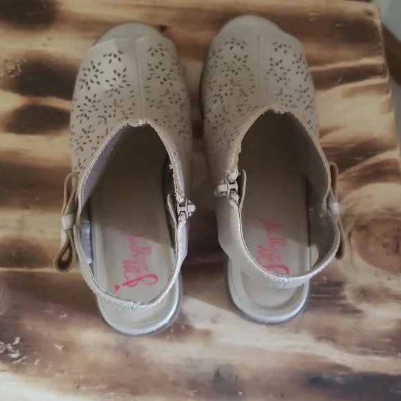 Big Girls Peep-Toe Sandals with Bow Accent Size 4M - Picture 9 of 14